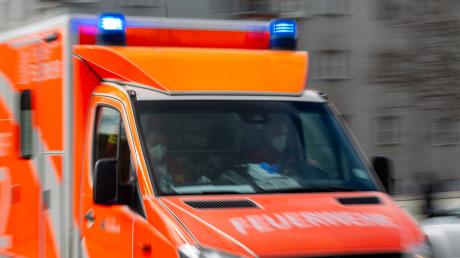 Ein Rettungswagen brachte einen verletzten Landwirt am Dienstag in das Krankenhaus. Der 75-Jährige war von einem Heuboden in Unterliezheim gestürzt.