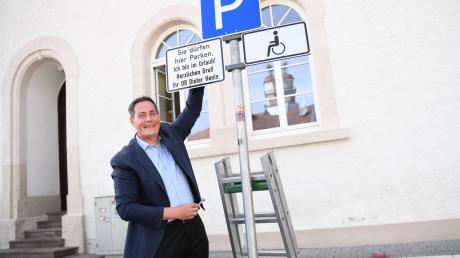 Dieter Henle (parteilos), Oberbürgermeister der Stadt Giengen an der Brenz, steht vor seinem Dienstparkplatz.