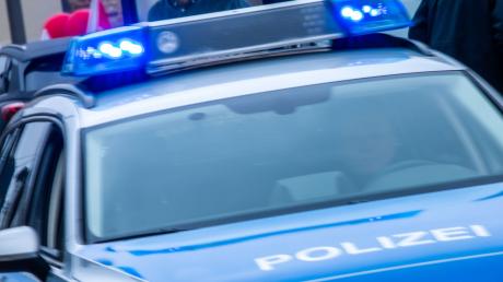Ein Streifenwagen der Polizei ist mit Blaulicht im Einsatz. Am Wochenende waren die Nördlinger Beamten auch in Marktoffingen gefragt. 