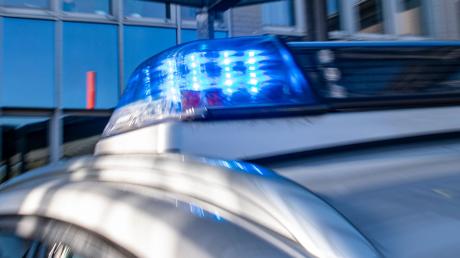 In Burgau schlug ein betrunkener Mann mit der Hand auf die Motorhaube eines Autos.
