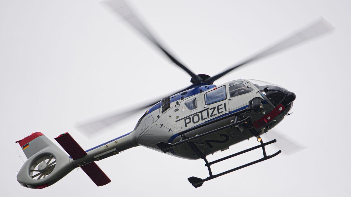 #Polizei sucht mit Hubschrauber Ufergelände ab