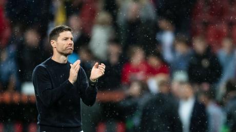 Leverkusens Trainer Xabi Alonso applaudiert.