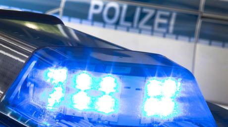 Bei einem Fußballspiel in Steinheim wurde eine Frau verletzt. Die Polizei ermittelt, geht aber von einem Versehen aus.