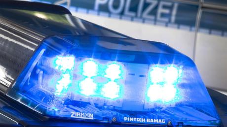 Ein Krankenwagen bringt die 34-Jährige nach dem Unfall in Neu-Ulm ins Krankenhaus.
