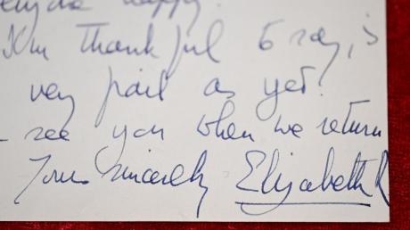 Ein Brief der verstorbenen britischen Königin Elisabeth II. an ihre Hebamme liegt im Auktionshaus Eppli auf einem Tisch.