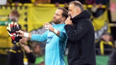 Hoffenheims Torwart Oliver Baumann (l) und Trainer Pellegrino Matarazzo reagieren nach dem Spiel.