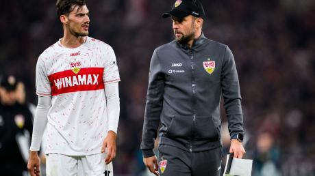 Stuttgarts Pascal Stenzel (l) spricht mit Stuttgarts Trainer Sebastian Hoeneß (r). Der VfB peilt eine neue Siegesserie an.