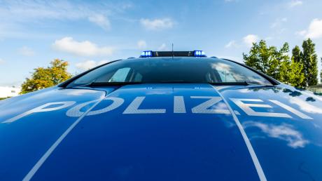 Die Polizei wurde am Montag zu einem Unfall nahe Gundelfingen gerufen. Auf der B16 war dort ein Lkw von der Straße abgekommen.