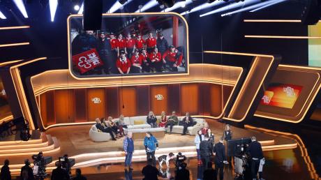 Gäste und Wett-Teilnehmer stehen während der ZDF-Show "Wetten, dass..?" zusammen mit Moderator Thomas Gottschalk auf der Bühne.