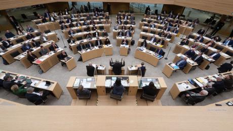 Landtagsabgeordnete nehmen an einer Plenarsitzung teil.