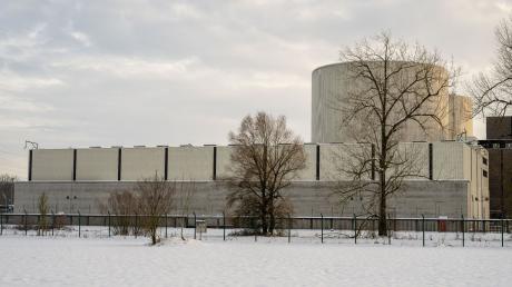 Auf dem Gelände des früheren Kernkraftwerks steht eine Halle, in der Atommüll gelagert ist.