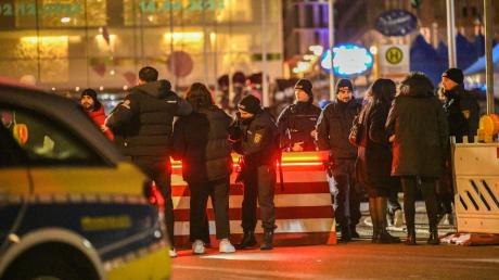 Einsatzkräfte der Polizei sichern eine Silvesterveranstaltung am Schlossplatz.