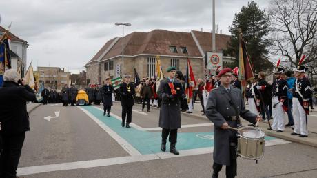 Soldaten begleiten den Sarg nach dem Gottesdienst auf dem Weg zum Friedhof.