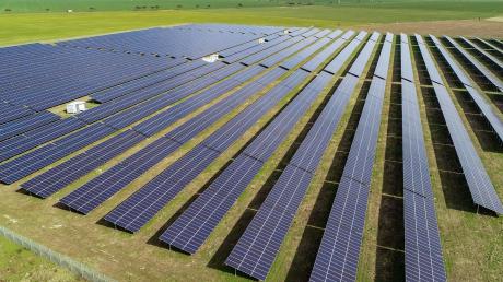 Eine 40 Hektar große Freiflächen-Photovoltaikanlage könnte nachhaltig Fernwärme für die Ortschaft Schiltberg produzieren. 