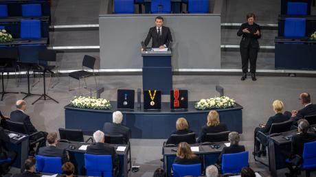 Emmanuel Macron, Präsident von Frankreich, spricht beim Trauerstaatsakt für Wolfgang Schäuble.