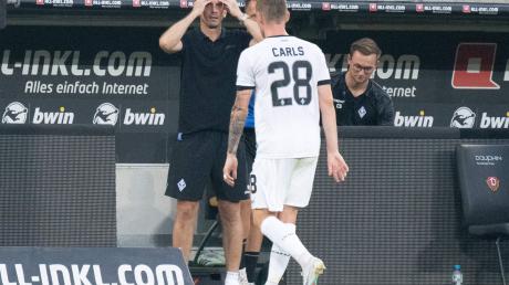 Mannheims Trainer Rüdiger Rehm (l) reagiert.