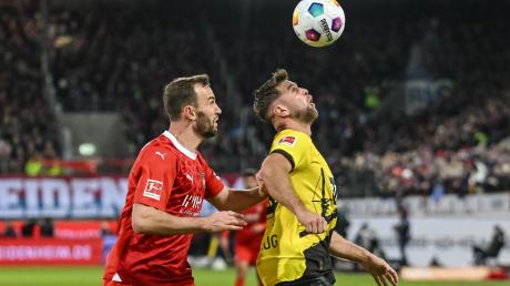 Heidenheims Benedikt Gimber (l) in Aktion gegen Dortmunds Niclas Füllkrug (r).