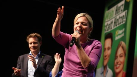 Die Spitzenkandidatin von Bündnis 90/Die Grünen, Katharina Schulze (l) spricht während der Wahlparty zur Landtagswahl in Bayern.