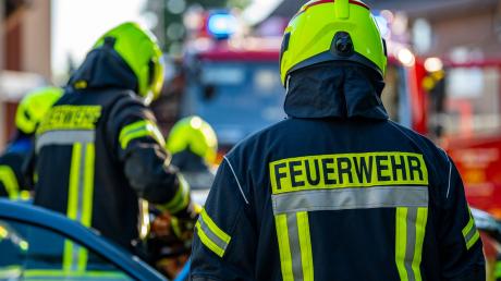 Mehrere Feuerwehren mussten am Samstag nach Gumpersdorf, einem Ortsteil von Hilgertshausen-Tandern im Landkreis Dachau, ausrücken. Ein Brand hatte von einem Gartenhäuschen auf ein Wohngebäude übergegriffen.