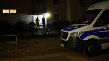 Polizisten stehen vor dem Wohnhaus der früheren RAF-Terroristin Daniela Klette.
