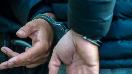 Der Häftling trug zuletzt immer noch Handschellen, berichtet die Polizei in Augsburg.