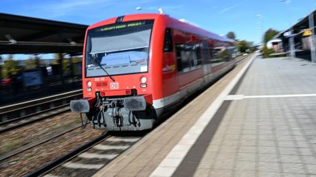Die Eisenbahnergewerkschaft EVG erwartet über Pfingsten ein Zug-Chaos und warnt von Reisen auf der Schiene an Nord- und Ostsee.