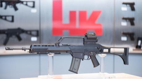 Das Sturmgewehr G36 steht beim Waffenhersteller Heckler & Koch in einem Ausstellungsraum.