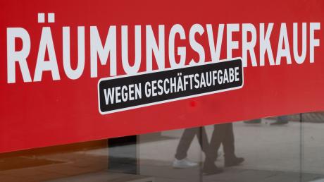 Ein Schild mit dem Hinweis «Räumungsverkauf wegen Geschäftsaufgabe» hängt an einem Bekleidungsgeschäft in der Stuttgarter Innenstadt.