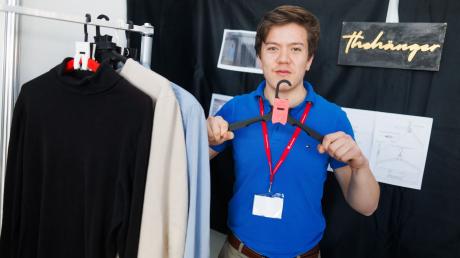 Lucas Li, 19, zeigt seinen faltbaren Kleiderbügel.