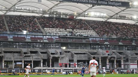 Zuschauer sitzen auf der Hauttribüne über der Baustelle in der Mercedes-Benz-Arena.