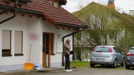 Eine Person telefoniert vor einer offenen Tür eines Hauses in Hohentengen.