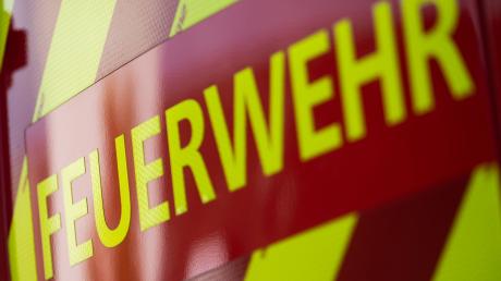 Bei einem Brand in Holzhausen bei Buchloe ist am Sonntagabend hoher Sachschaden entstanden.