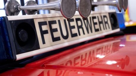 Wassserwacht, Feuerwehr und ein Abschleppunternehmen haben ein Auto aus dem Biendlweiher in Vohburg geborgen. Der BMW war im März gestohlen worden.