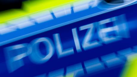 Die Augsburger Polizei ermittelt wegen Raubes gegen einen 22-Jährigen.
