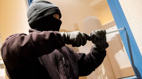 Ein oder mehrere Einbrecher sind gewaltsam in ein Haus in Stadtbergen eingedrungen.