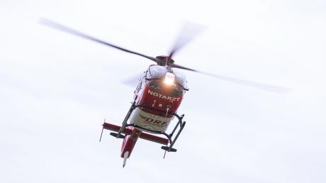 Nach einem Unfall mit einer Tischkreissäge muss ein 75-Jähriger mit dem Rettungshubschrauber in die Klinik geflogen werden.