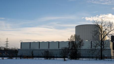 Auf dem Gelände des früheren Kernkraftwerks steht eine Halle, in der Atommüll gelagert ist.