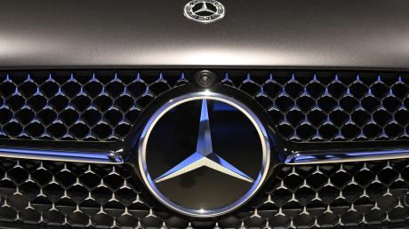 Ein Logo des Autzomobilherstellers Mercedes-Benz ist an der Front eines Mercedes-Benz CLE Coupes angebracht.