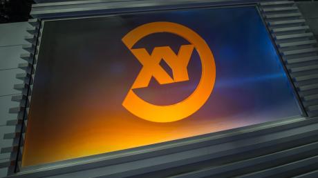 Eine Projektion des Logos der Sendung «Aktenzeichen XY... ungelöst».