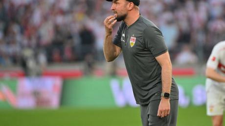 Trainer Sebastian Hoeneß vom VfB Stuttgart steht am Spielfeldrand.