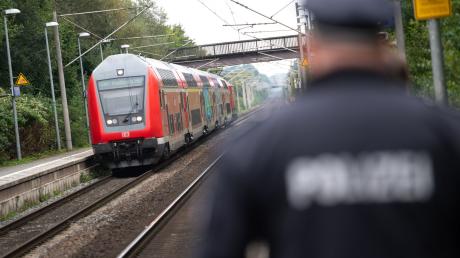 Im Regio-Zug zwischen Ulm und Augsburg eskaliert ein Missverständnis, die Polizei muss einschreiten.