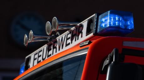 Die Feuerwehr konnte am Freitag bei Issing einen brennenden Pkw zügig löschen.