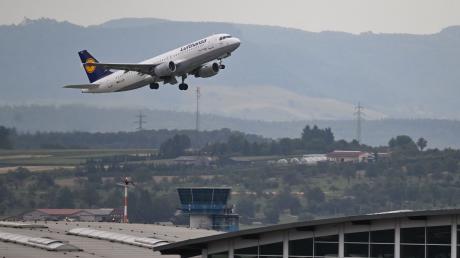 Ein Flugzeug startet vom Stuttgarter Flughafen.