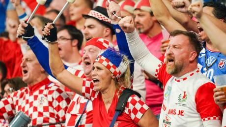 Kroatiens Fans unterstützen ihre Mannschaft. Kroatische Fans jubeln in Mannheim.