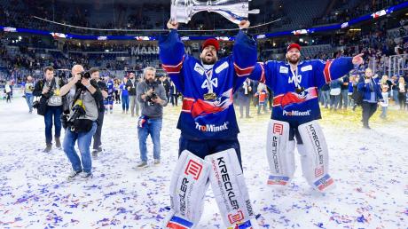 Mannheims Torwart Dennis Endras (l) und Mannheims Torwart Chet Pickard feiern mit den Fans den Gewinn der deutschen Meisterschaft. Eishockey-Torhüter Dennis Endras beendet seine Karriere.