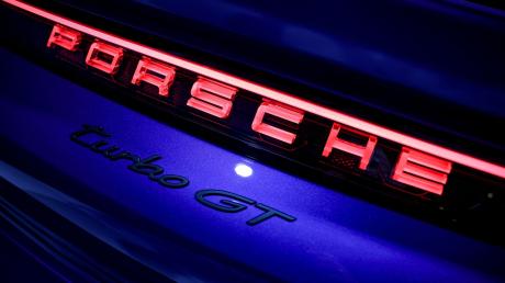 Der neue Porsche Taycan Turbo GT steht während seiner Präsentation im Porsche Werk Leipzig.
