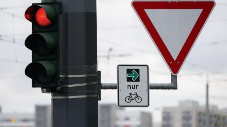 Ein Schild mit einem Grünpfeil für Radfahrer ist an der Ampelanlage an der Albertbrücke montiert.