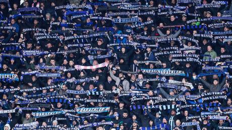 Mannheims Fans halten Fanschals in die Höhe.