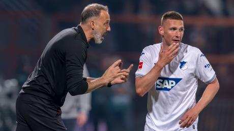 Hoffenheims Trainer Pellegrino Matarazzo gibt Hoffenheims Pavel Kaderabek Anweisungen.