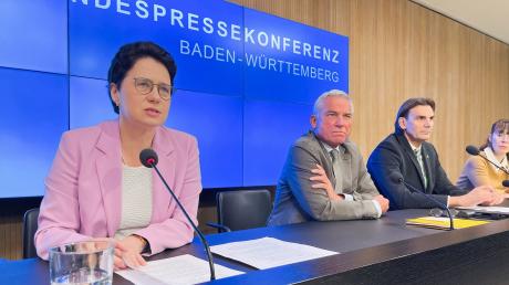 Marion Gentges (CDU, l-r), Thomas Strobl (CDU, r) und LKA-Präsident Andreas Stenger nehmen an einer Pressekonferenz teil.